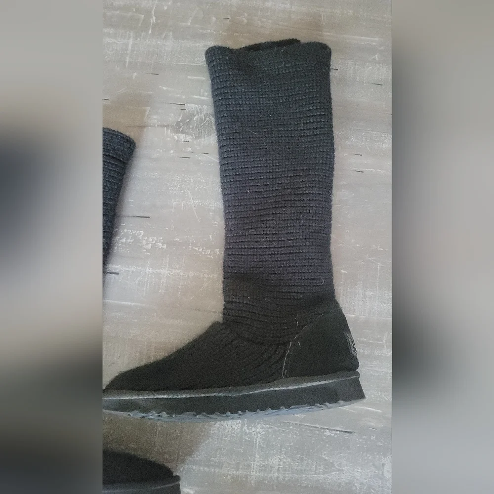 UGG Womens Classic Cardy Wool Knit Mid-calf Botton Boots, Black, size 8